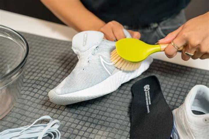 Can alcohol clean shoes?