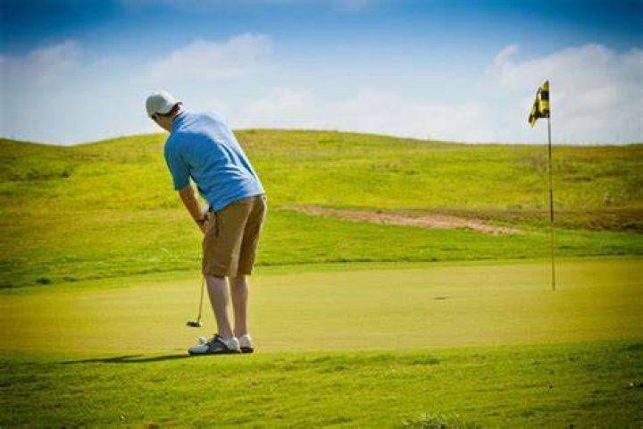 Should you look at hole while putting?