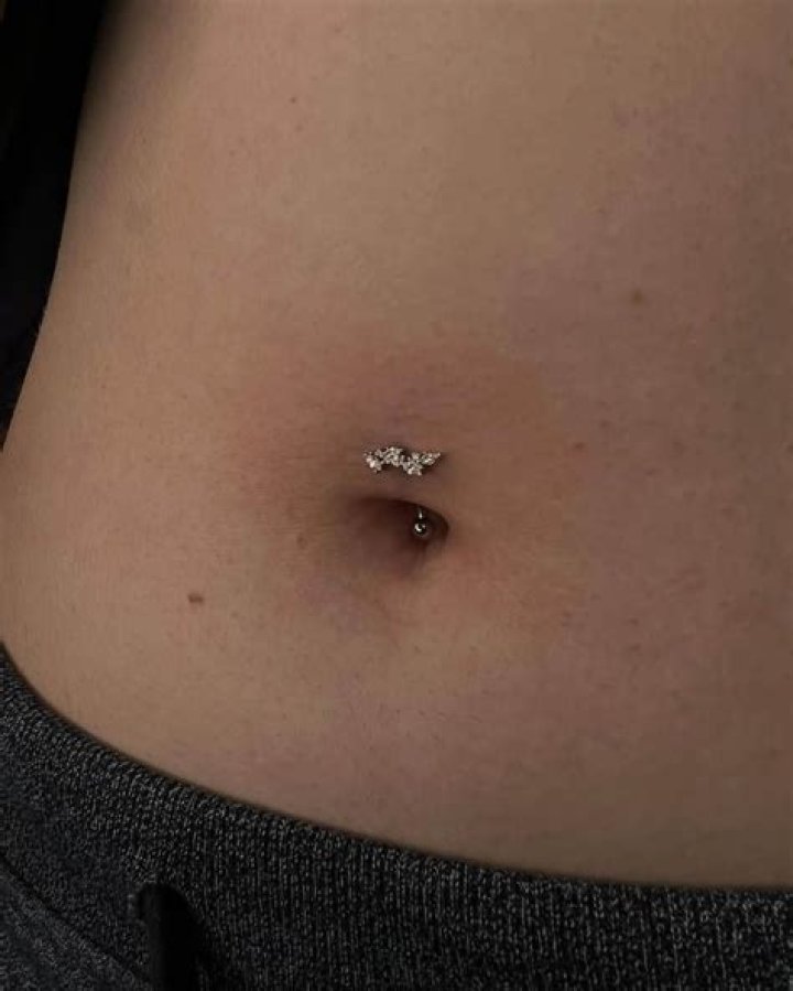 What is a floating navel piercing?